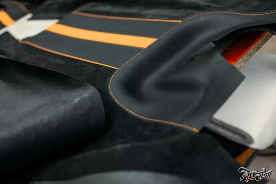 Завершаем интерьер Dodge Challenger RT ScatPack перетяжкой потолка со шторкой панорамы в алькантару с акцентами